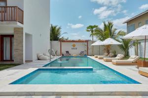 普雷亚Aiolos Hotel & Discoveries的后院的游泳池,配有椅子和遮阳伞
