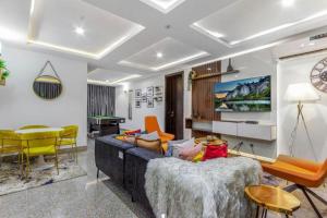Magnificent Two Bedroom Apartment with Pool的休息区