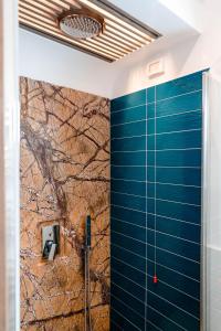 阿杰罗拉La Valle的一间设有蓝色墙壁和淋浴的浴室