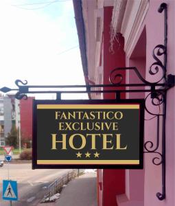 SentaFantastico Exlcusive Hotel的大楼一侧酒店标志