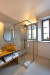 SoranoVillaggio Narrante - Cascina Galarej的一间带玻璃淋浴和水槽的浴室