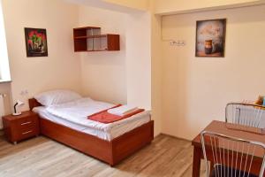 西维德尼察Noclegi GALESZ的一间小卧室,配有一张床和一张桌子