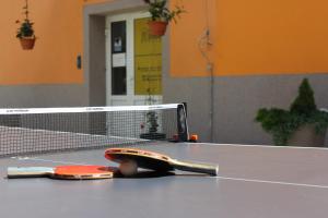 西维德尼察Noclegi GALESZ的网球场上两把网球拍