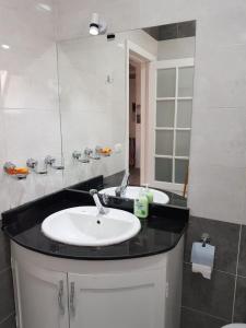 沙姆沙伊赫Flat 01 bed room. Sea Street. Hadaba Area.的浴室设有2个水槽和镜子