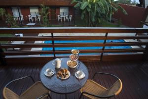 伊瓜苏港哥斯达黎加伊瓜苏公寓式酒店的阳台上的餐桌上放着一碗食物