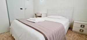 帕多瓦Locazione Turistica Gioia的卧室配有白色床和毛巾
