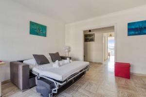 Nice flat with terrace and parking at the heart of Cagnes-sur-Mer - Welkeys客房内的一张或多张床位
