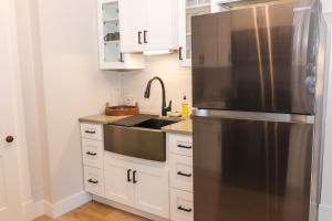 Hatfield老磨坊旅馆 的厨房配有不锈钢冰箱和白色橱柜