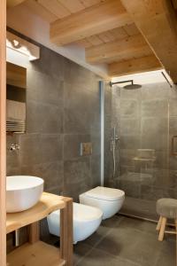 格雷索拉特里尼泰Bed & Breakfast Alchemilla的浴室配有2个盥洗盆、卫生间和淋浴。