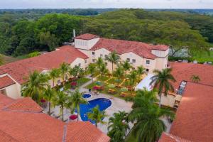 San Luis埃尔罗普埃托品质酒店的享有度假村的空中景致,设有游泳池和棕榈树