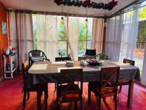 伊基托斯Otorongo Guest House的用餐室配有桌椅和桌椅