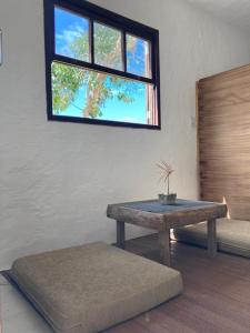 皮涅拉SURF PARADISE apartamentos的一间带长凳、桌子和窗户的房间