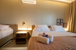 IpiocaIpioca Beach Resort的酒店客房 - 带两张床和床上的毛巾