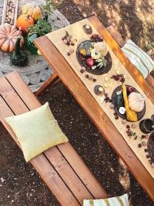 马鲁焦Macchia Piccinna的一张木桌,上面有蔬菜和水果