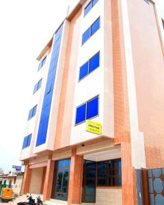 科托努HOTEL MAVILLA Cotonou的前面有标志的建筑