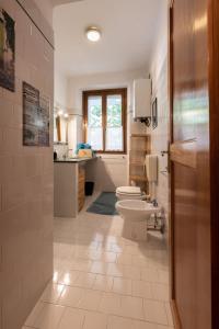 戈里齐亚Rooms Relais Art Borgocastello3的浴室设有2个卫生间和水槽