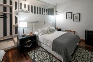 卡利Leclerc Hotel Boutique Cali Granada的一间卧室配有一张大床和镜子