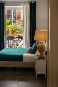 巴勒莫Palazzo Natoli Boutique Hotel的一间卧室配有一张床,窗户配有桌子