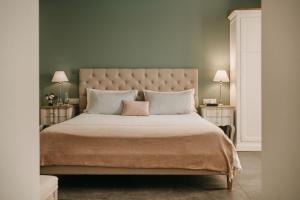 巴勒莫Palazzo Natoli Boutique Hotel的一间卧室配有一张带2个床头柜的大床