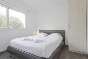 比亚里茨Nice flat with terrace and parking - Biarritz - Welkeys的白色卧室配有一张带白色床单的大床