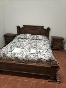 Magliano RomanoAgrimar的一张位于带两个床头柜和一张床的房间的床铺