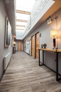 普孔Maki Hotel的办公室走廊,设有木地板和天花板
