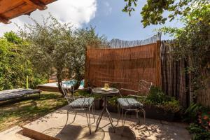 蒙特马塞洛Chicca blu的一个带桌椅和围栏的庭院