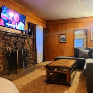 大贝尔城Green Cabin in Big Bear Lake 3 bdr Pets Friendly的带沙发和平面电视的客厅