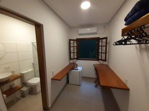 乌巴图巴Caminho da areia的一间带卫生间和水槽的小浴室
