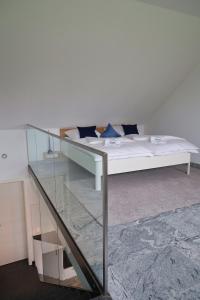 梅肯博伊伦STERK Apartments - idyllisch - modern - stilvoll的一张玻璃桌,床上在房间里