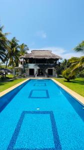 埃斯孔迪多港Casa Maya private villa on the beach的别墅前的游泳池