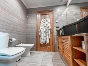 马贝拉马贝拉高地精品酒店的一间带白色卫生间和木门的浴室
