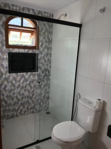 维奥康德马奥Chalés Aguá Cristalina的一间带卫生间和淋浴及窗户的浴室