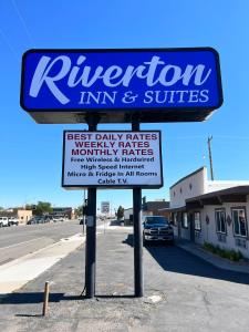里弗顿Riverton Inn & Suites Riverton的停车场里区旅馆和套房的标志