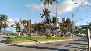 圣维森特岛Apto acochegante com Praia e lazer的一条在路边种有棕榈树的街道