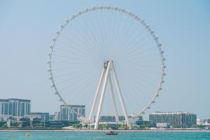 迪拜Sonder Business Bay的城市前方的大摩天轮