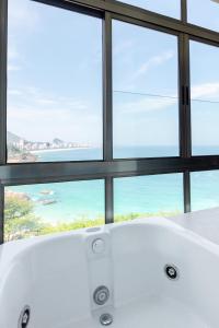 里约热内卢Beach Loft next to the Sheraton Leblon的窗户前的白色浴缸