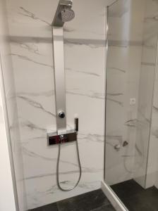 纳夫普利翁Comfy Apartment的玻璃门淋浴和淋浴头