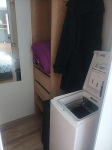 翁赞Mobil home Le Galland de Dugny的小房间里的洗衣机和烘干机