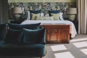 汉普顿茵雅顿汉普顿庄园酒店的一间卧室配有一张床和一张沙发