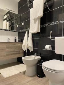 里耶卡Adria Sky的一间带卫生间和水槽的浴室