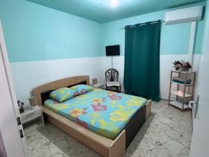 萨莱比梅Chambre d'hôte à 5Mn de l’aéroport的一间卧室配有一张蓝色墙壁的床