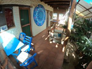 萨迈帕塔Andoriña Hostal - Bed & Breakfast的享有带桌椅的天井的顶部景致。