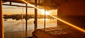 奥科苏尤Habitacion vista Amanecer, los Uros的一间卧室设有大窗户,享有水景