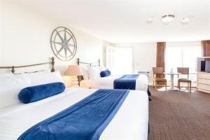 北特鲁罗Dune Crest Hotel的酒店客房设有两张床和电视。