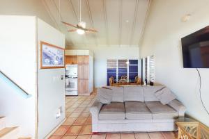 蒙内罗亚Kepuhi Beach Cottage 2B的带沙发和电视的客厅