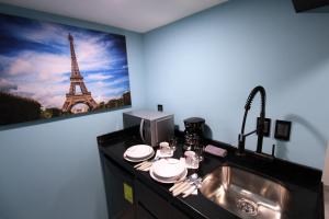 墨西哥城Casa Romita的厨房配有水槽,享有艾菲尔铁塔的图片