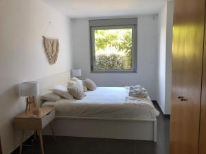 巴塞罗那Standing Apartment Barcelona Forum的白色的卧室设有床和窗户