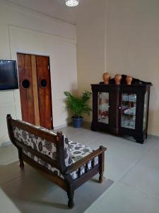 帕尔梅拉斯Pousada Caminhos da Chapada的客厅配有长凳和橱柜。