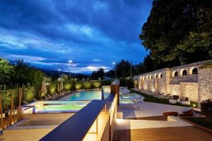 特拉莫Hotel Corte dei Tini的享有游泳池的夜间景致